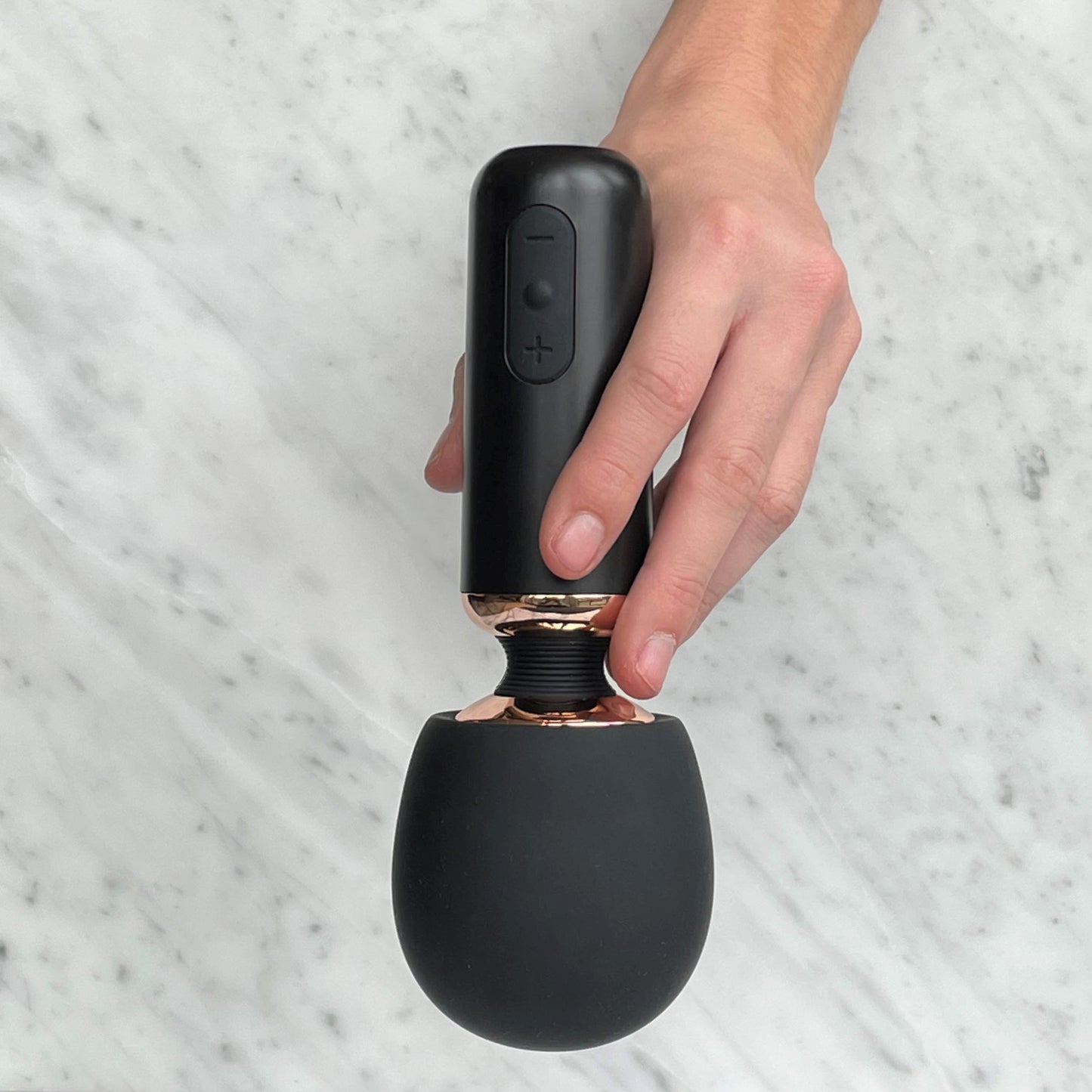 Zijaanzicht Wand Massager Bossy, toont ergonomische handgreep en massagekop van De Paarse Keizerin