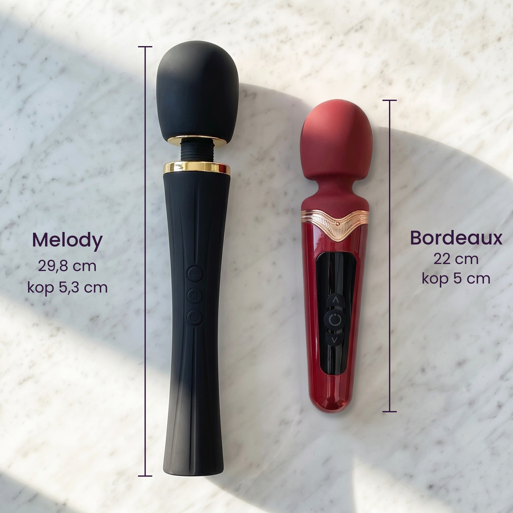 Wandmassager Melody (29,8 cm) en Wandmassager Bordeaux (22 cm) liggend naast elkaar op marmer met hun afmetingen