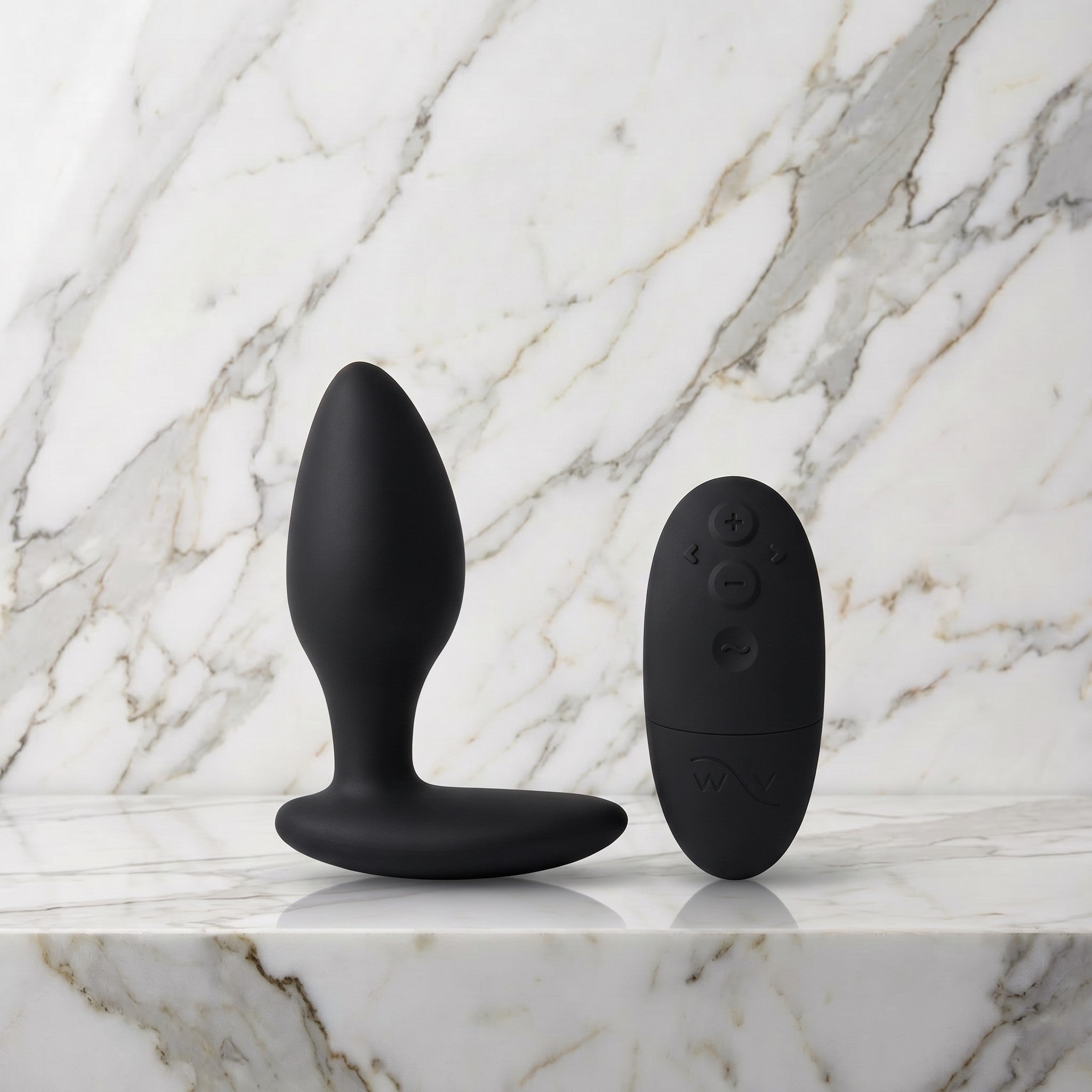 Zwarte We-Vibe Ditto+ buttplug met afstandsbediening op een marmeren plank
