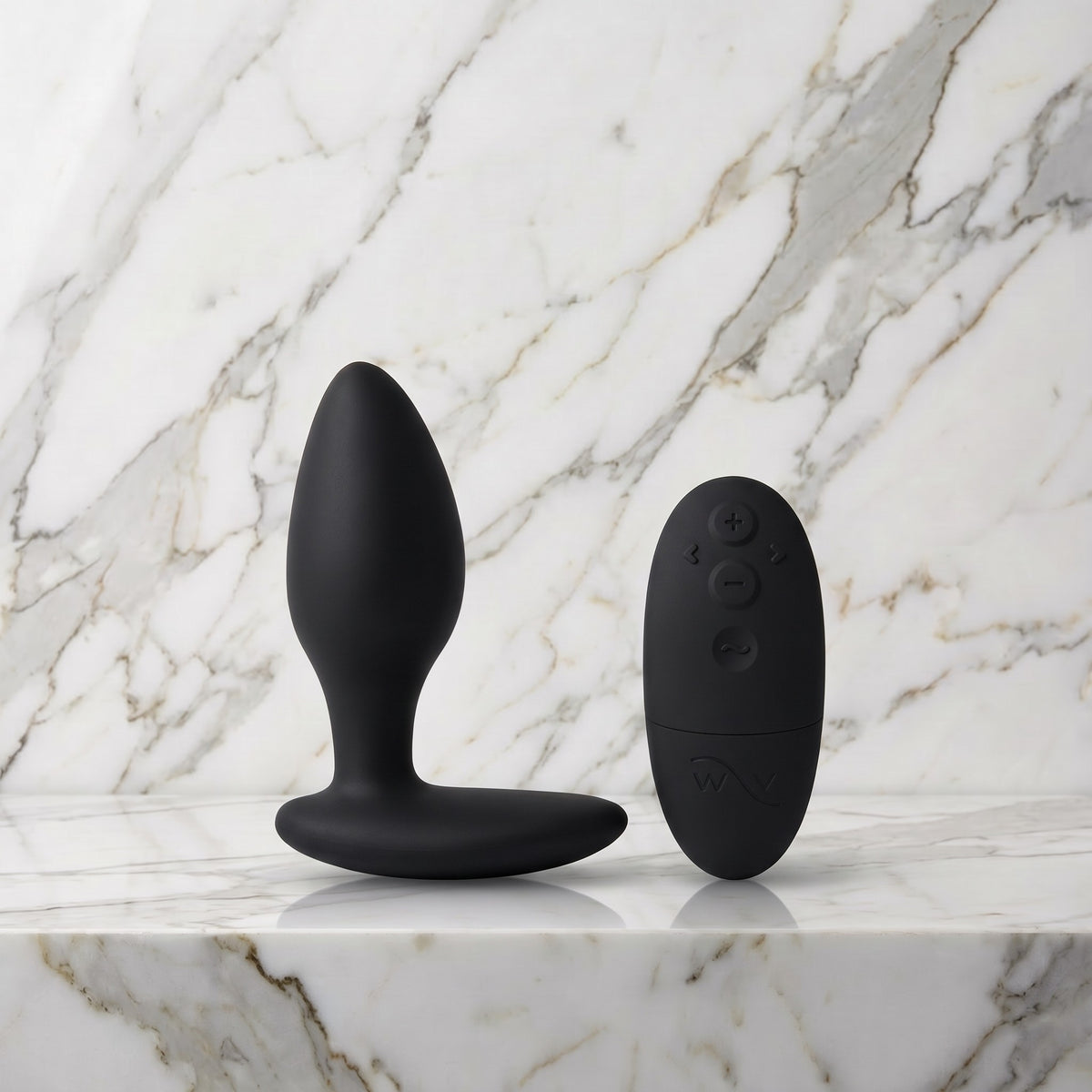 Zwarte We-Vibe Ditto+ buttplug met afstandsbediening op een marmeren plank
