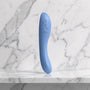 Blauwe We-Vibe Rave 2 G-spot vibrator rechtop op een marmeren plank, van We-Vibe
