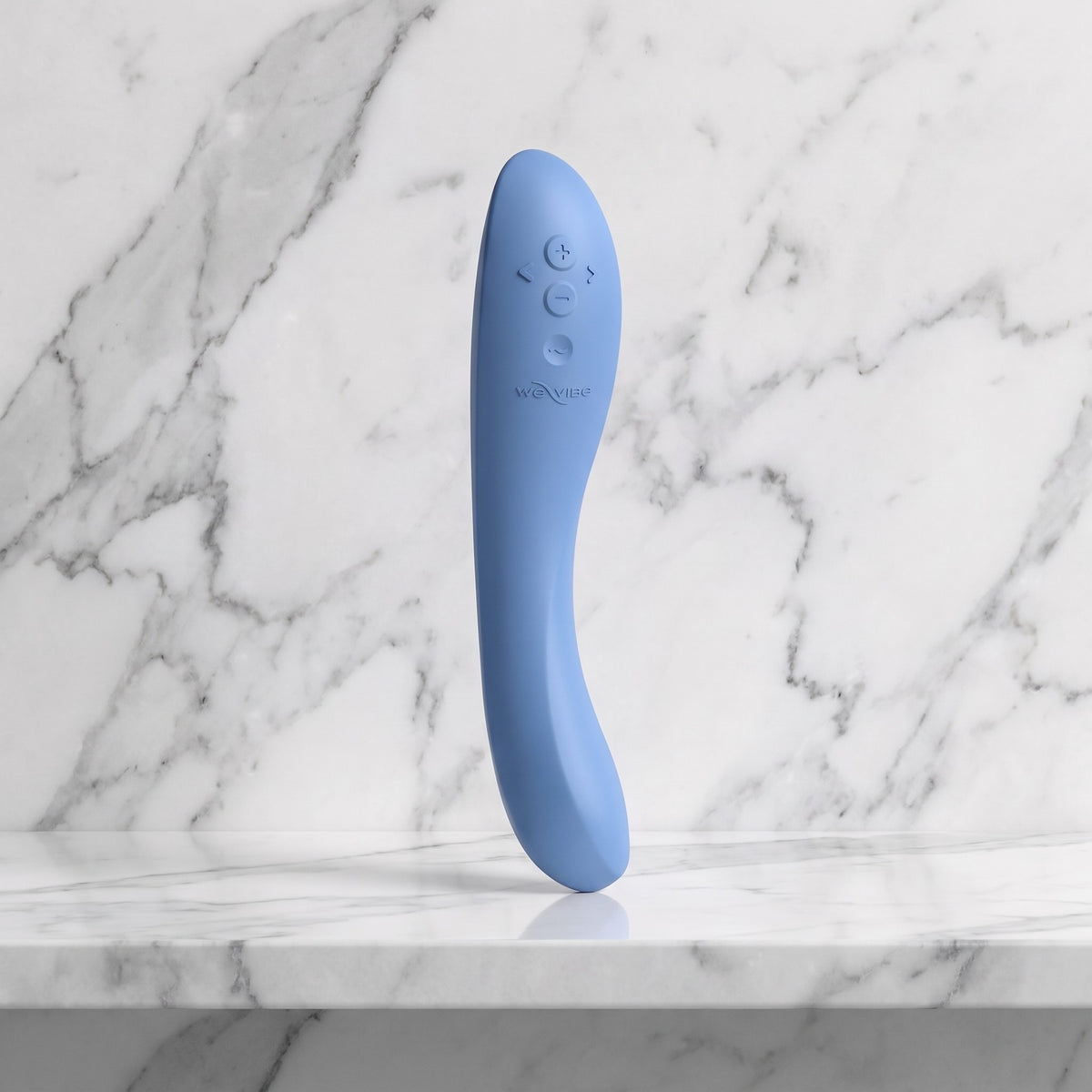 Blauwe We-Vibe Rave 2 G-spot vibrator rechtop op een marmeren plank, van We-Vibe