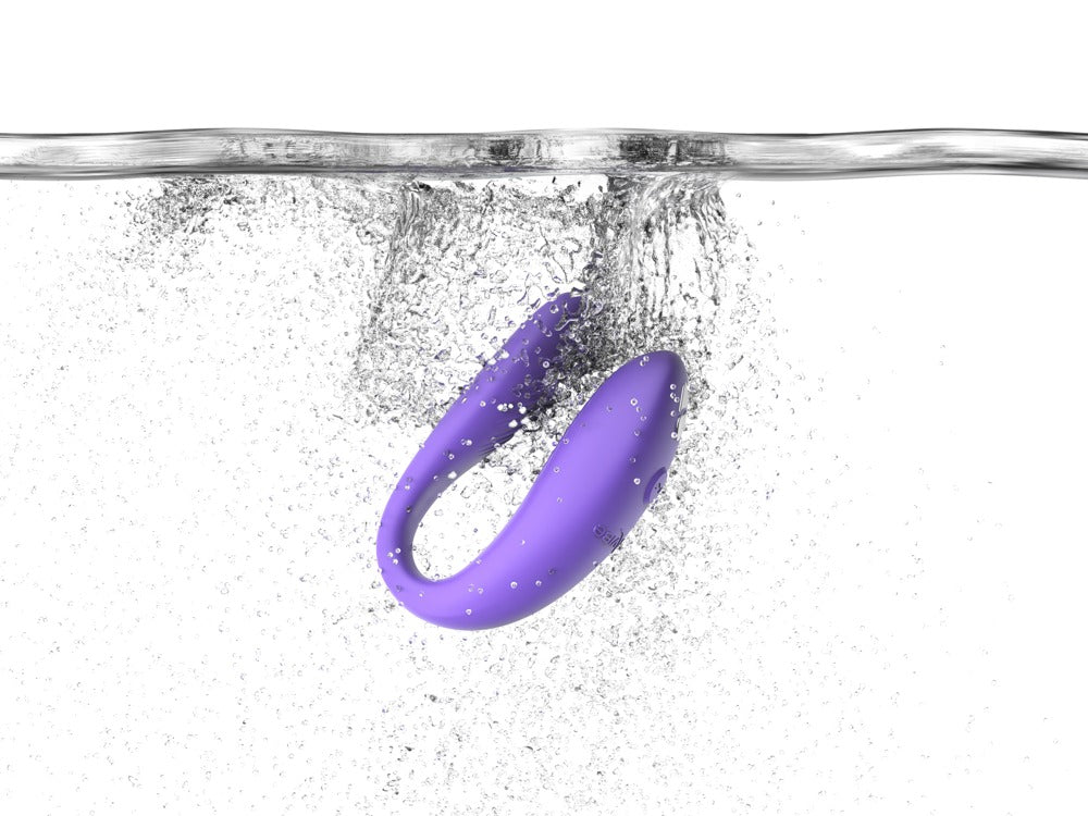 Paarse We-Vibe Sync Go die het water in duikt, hij is volledig waterdicht