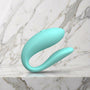 Aqua We-Vibe Sync Lite koppelvibrator op een marmeren plank