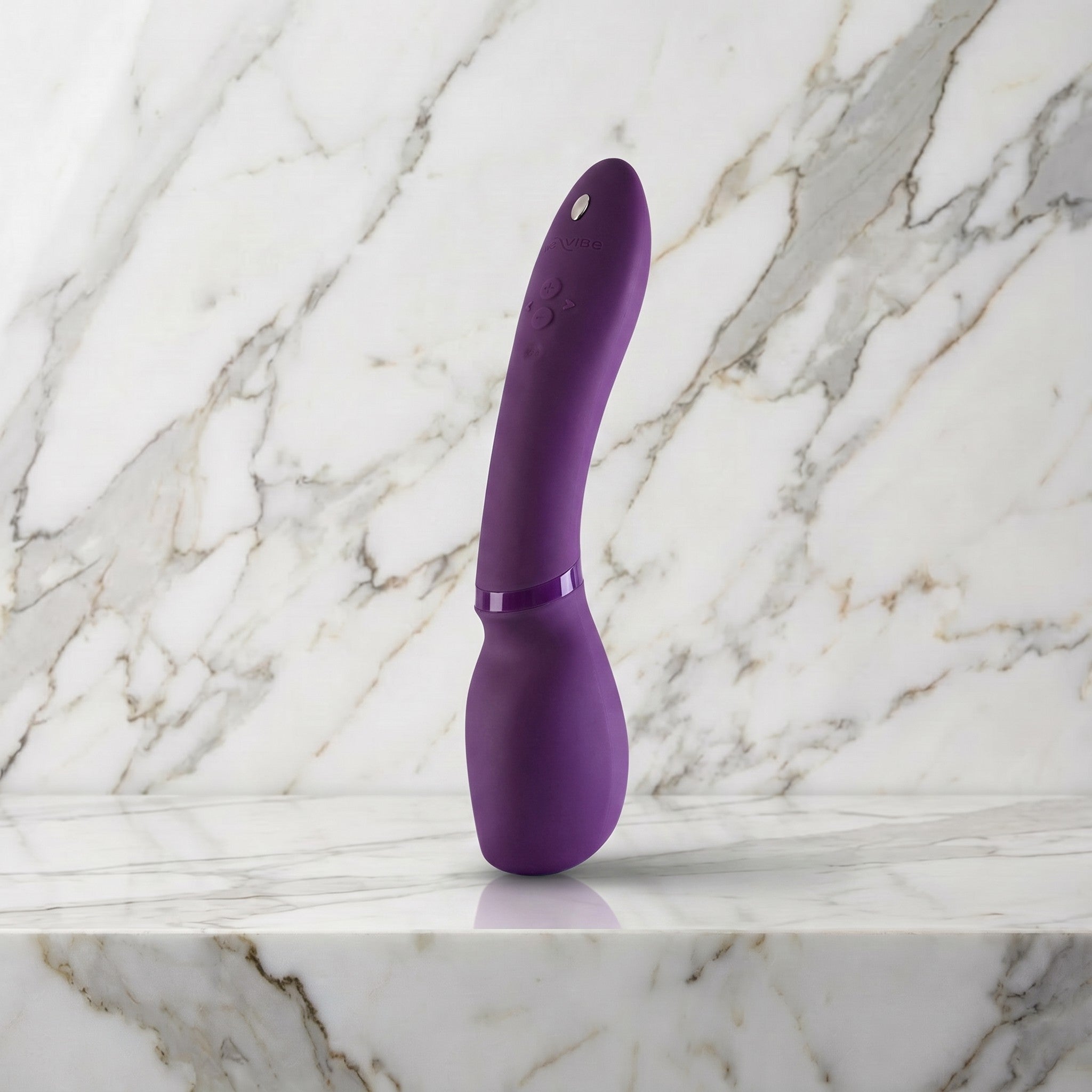 Paarse We-Vibe Wand 2 draadloze wand rechtop op een marmeren plank