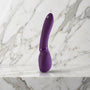 Paarse We-Vibe Wand 2 draadloze wand rechtop op een marmeren plank