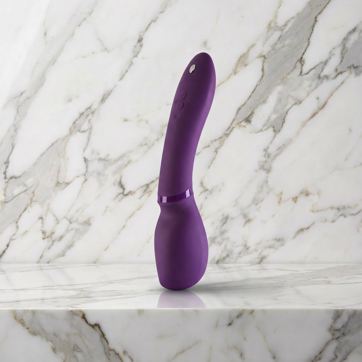 Paarse We-Vibe Wand 2 draadloze wand rechtop op een marmeren plank