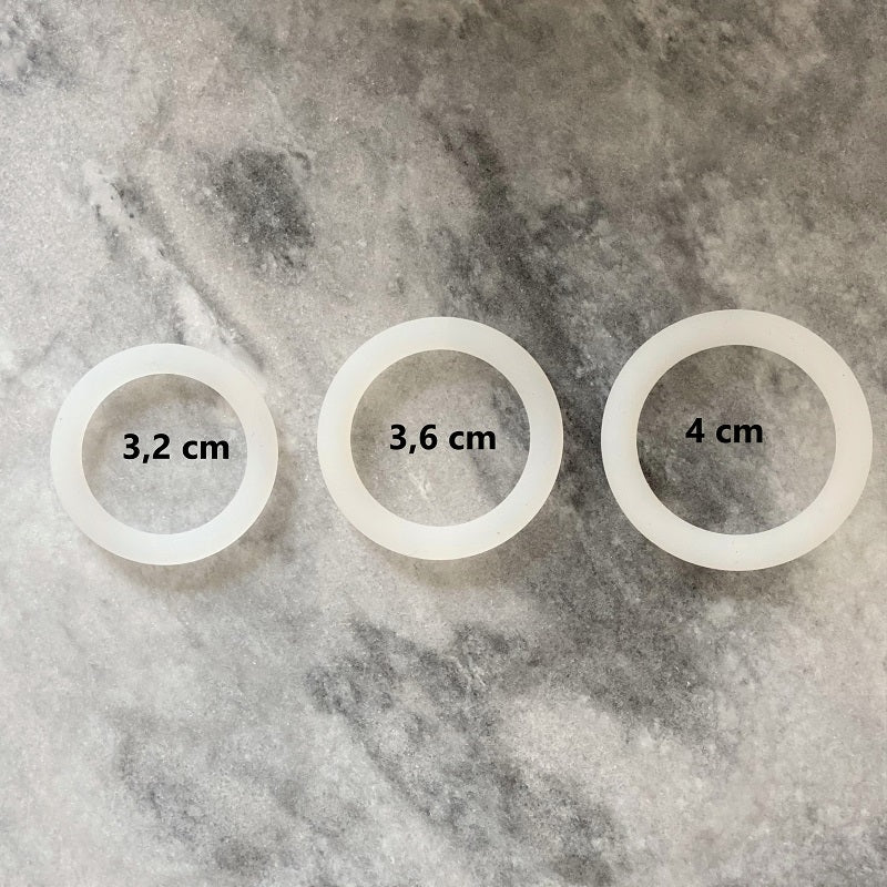 Maatfoto van drie witte cockringen met binnendiameter 3,2, 3,6 en 4 cm, White Cockring Set