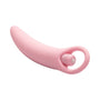 Roze dilator uit de set met de bulletvibrator in de vingerlus, zijaanzicht