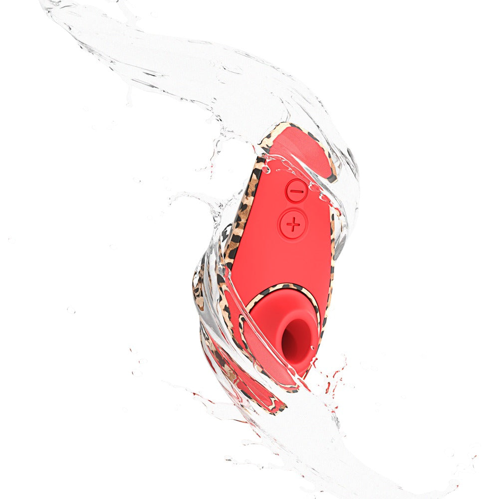 Liberty 2 in luipaardprint met opspattend water, de luchtdrukvibrator is waterdicht, Womanizer
