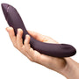 Womanizer OG g-spot vibrator vastgehouden in hand, toont ergonomische vorm en formaat