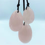 Elegante styling van rozenkwarts yoni eitjes set met zachte verlichting en natuurlijke elementen
