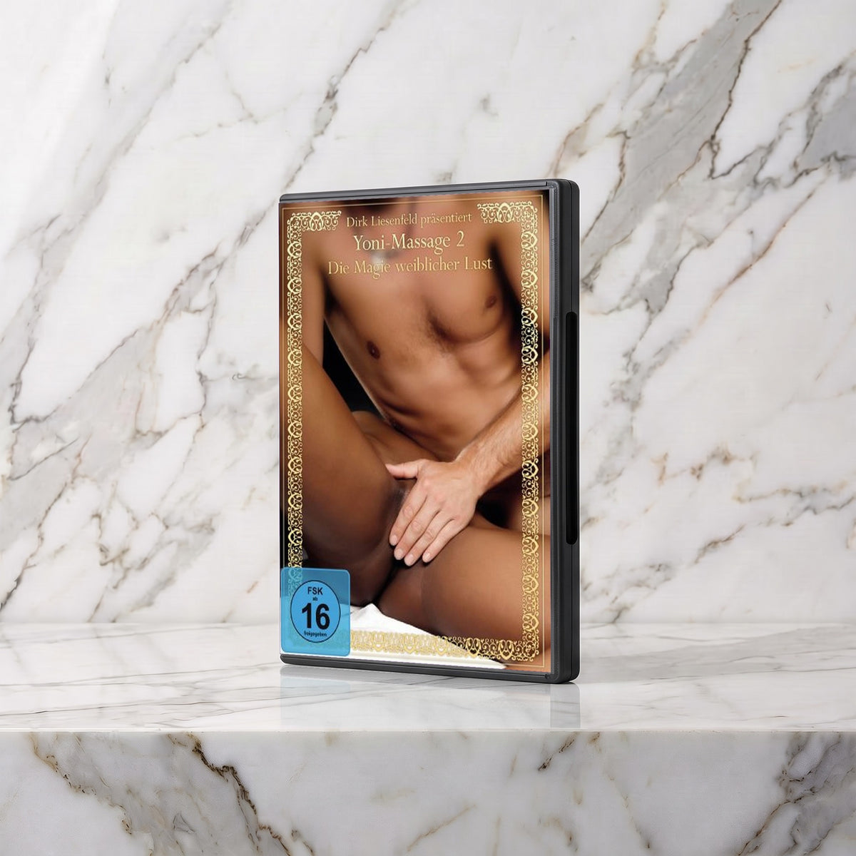 Dvd Yoni-Massage 2, Die Magie weiblicher Lust, in een zwarte hoes op een marmeren plank