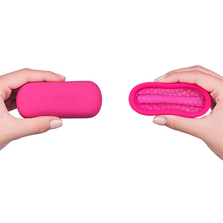 Ziggy Intima menstruatiecup in handen, vergelijking dichtgevouwen in etui en geopend