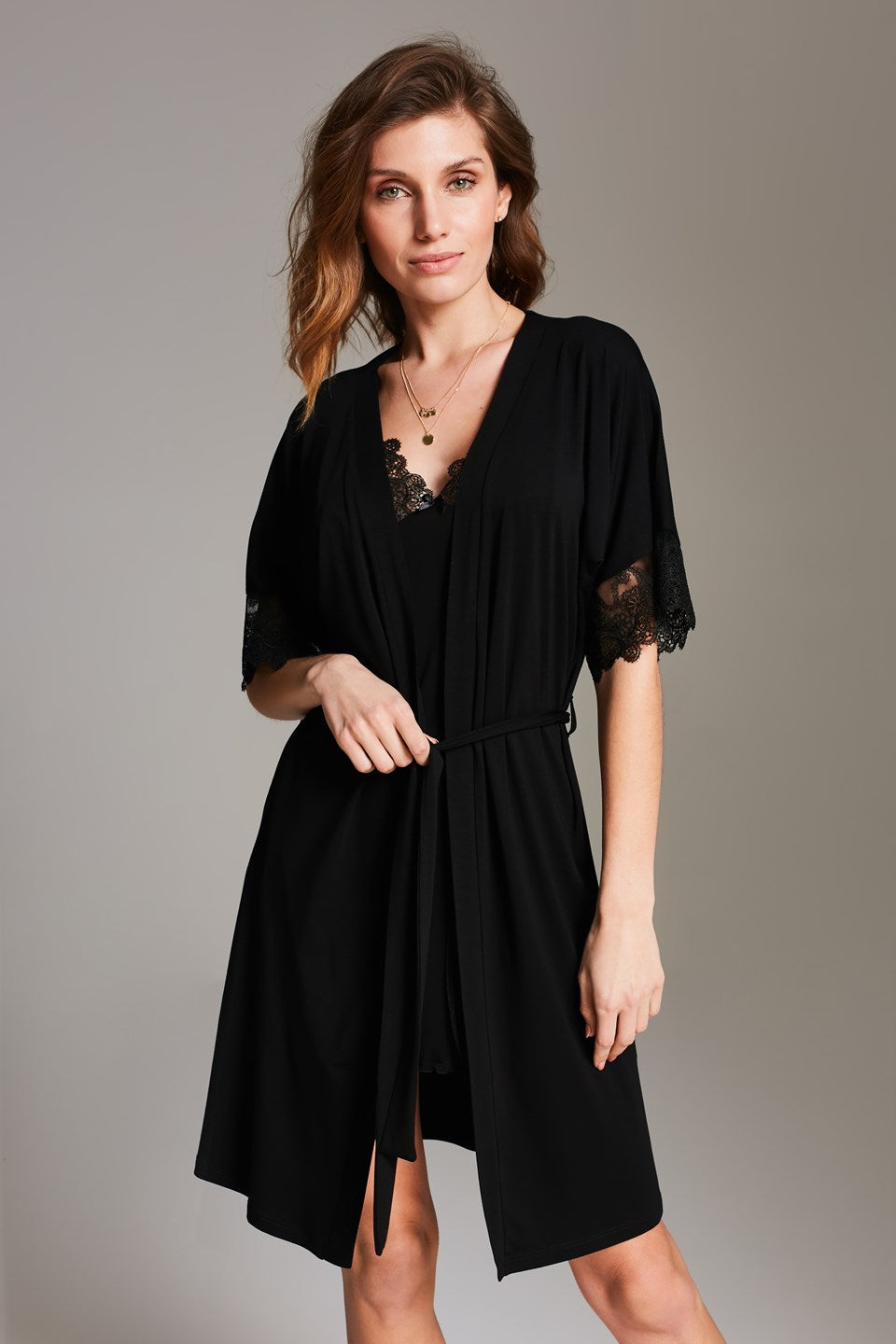 Peignoir van Vanilla in zwart met kanten details aan mouwen en decolleté, zachte jersey met strikceintuur