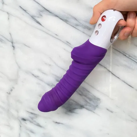 Tiger vibrator van Fun Factory in hand