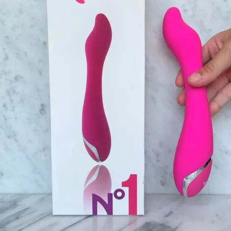 Naghi vibrator met verpakking in hand