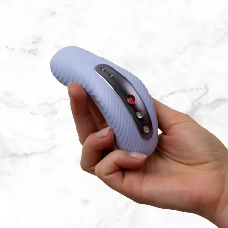 Laya 3, stimulator Fun factory in hand