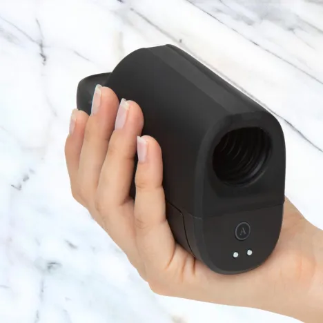 Arcwave Ion 2, masturbator Womanizer in hand
