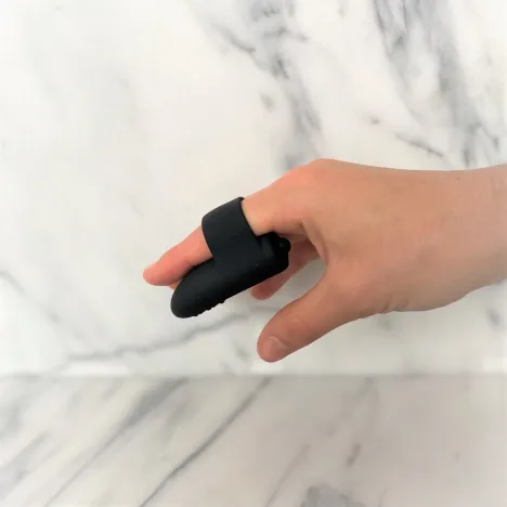 Vinger vibrator in gebruik van Fifty Shades met test