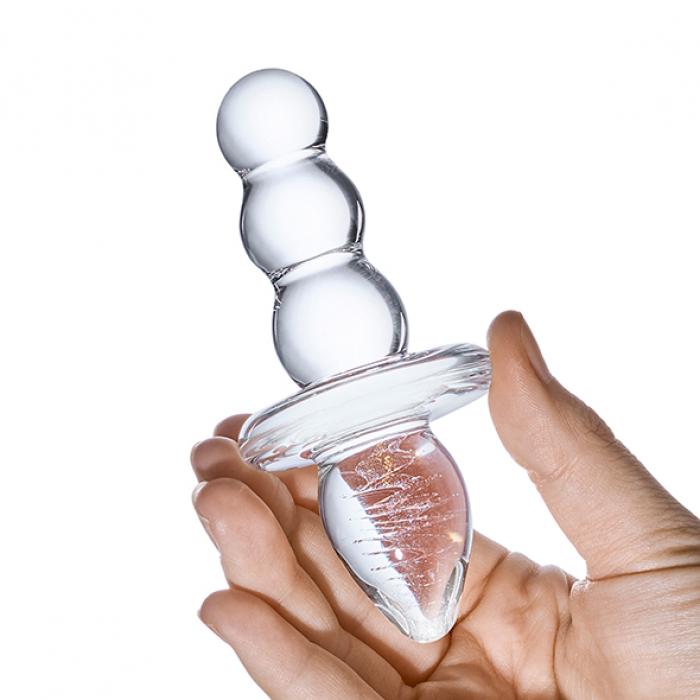 Glazen anaal speeltje in hand