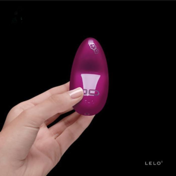 Nea, kleine stimulator van Lelo in paars, in hand