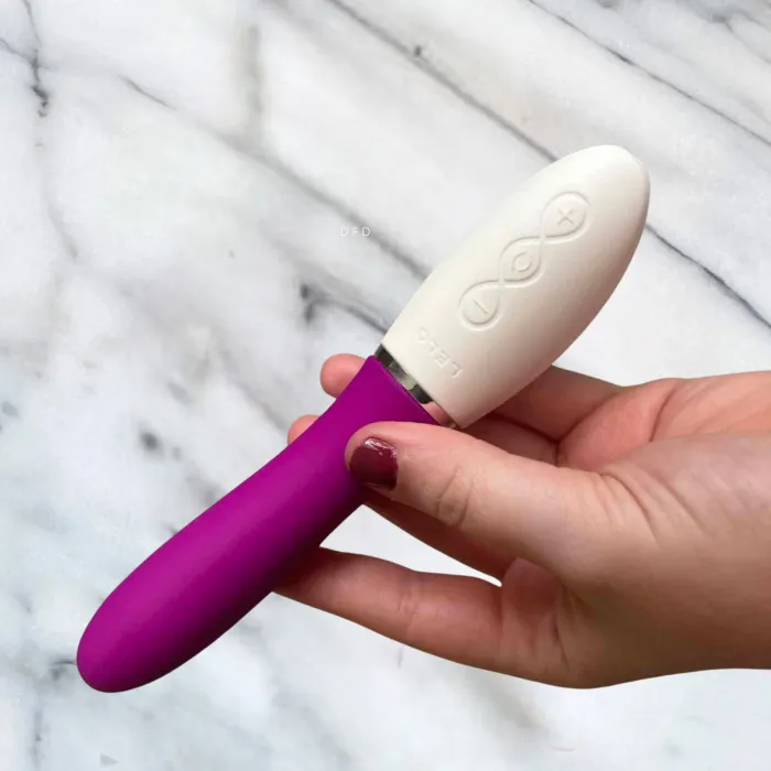 Liv 3 vibrator van Lelo in hand