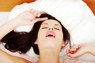 vrouw liggend op bed genietend van fijn orgasme na lezen tips 